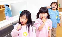 子どもたちが歯磨きをしてる