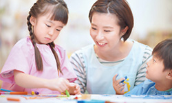 子どもたちがお絵描きしている